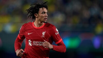 İngiltere Premier Lig lideri Liverpool'un sağ beki Trent Alexander-Arnold, sakatlığı