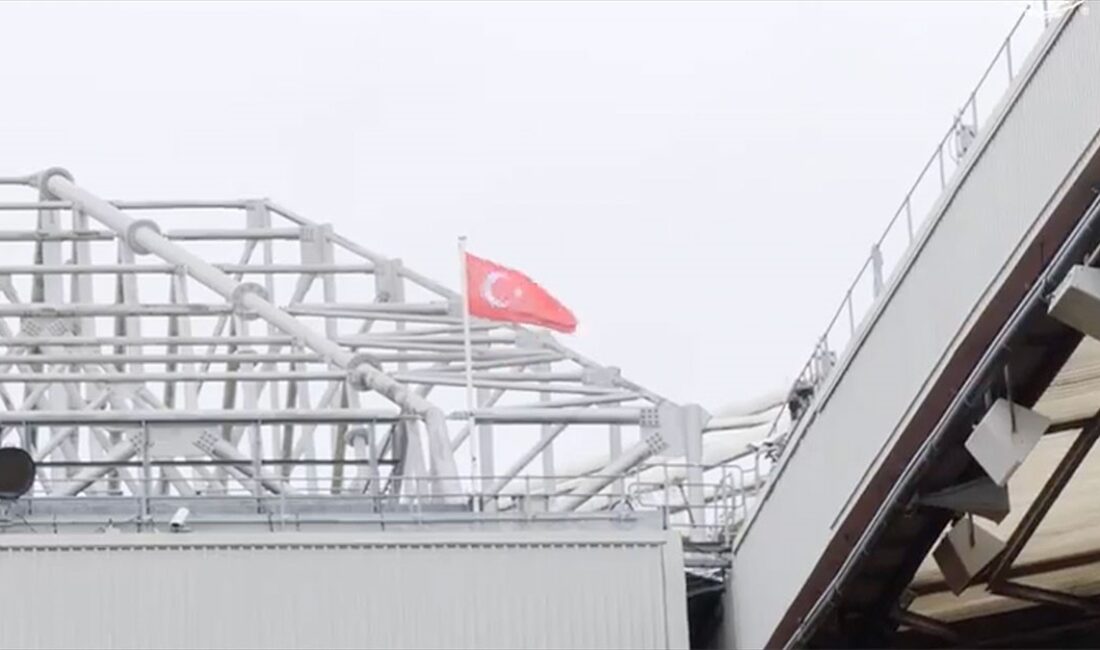 İngiltere Premier Lig ekibi Manchester United, formasını giyen ilk Türk