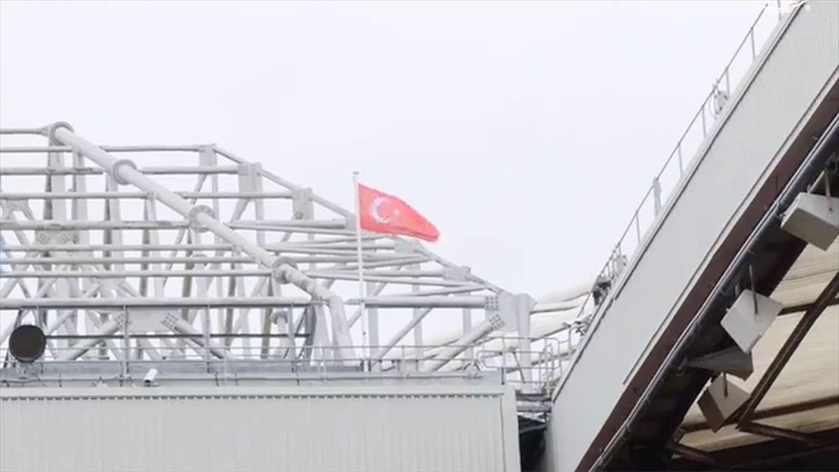 İngiltere Premier Lig ekibi Manchester United, formasını giyen ilk Türk