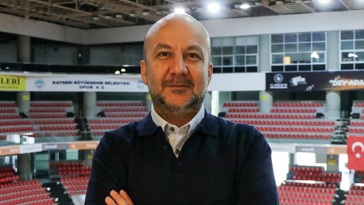 Başantrenör Emre Özsarı, "Ekibime ve takımıma güveniyorum. Lig bittiğinde hedeflediğimiz