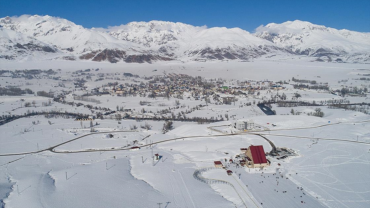 Tunceli'nin Ovacık ilçesinde bulunan kayak merkezi, kristal kara sahip pistleri