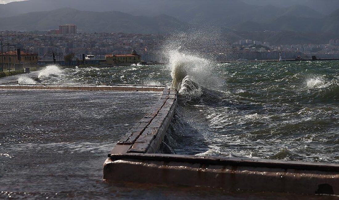 Orta ve Güney Ege'de akşam saatlerinden itibaren fırtına uyarısında bulunuldu.