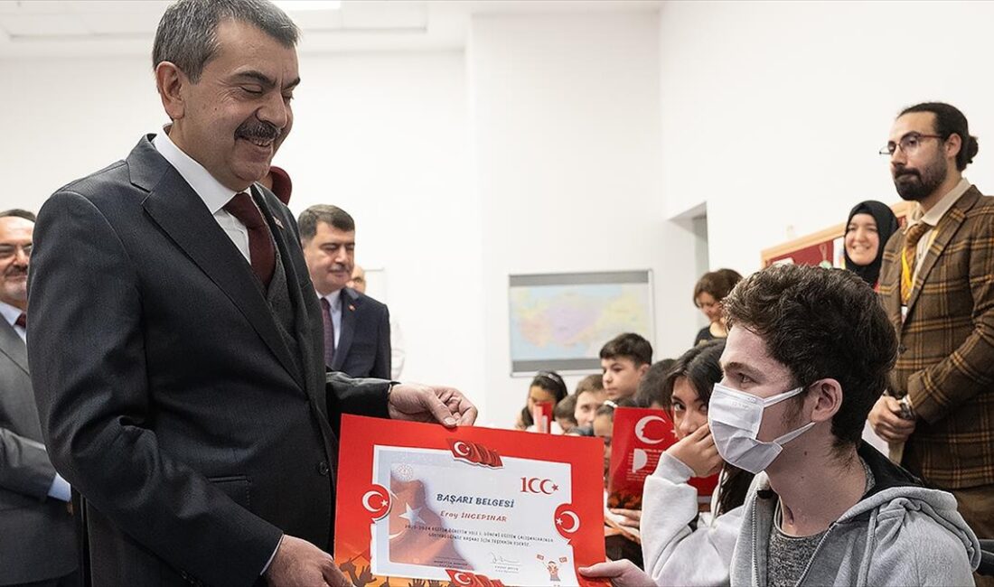  Milli Eğitim Bakanı Yusuf Tekin, hastanede eğitim hizmeti alan