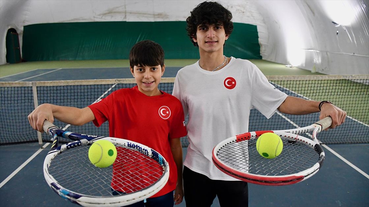 Kocaeli'de yaşayan milli tenisçiler 18 yaşındaki Emirhan ile 12 yaşındaki