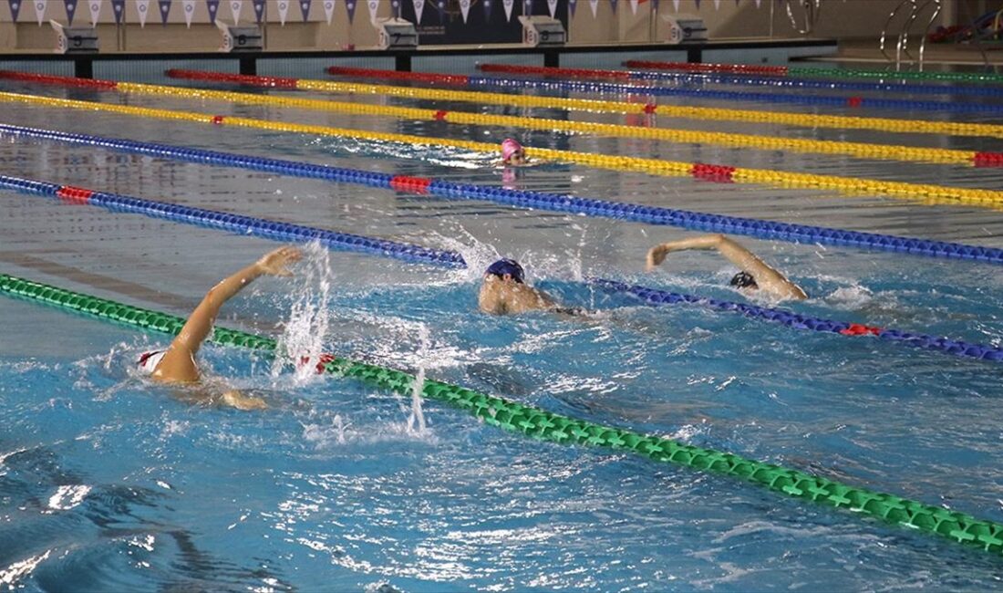 Erzurum'da kamp yapan milli yüzücüler Kuzey Tunçelli ile Merve Tuncel,
