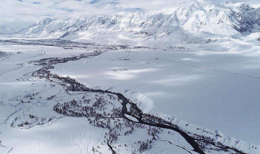 Tunceli'nin Ovacık ilçesindeki Munzur Vadisi Milli Parkı beyaza büründü.
