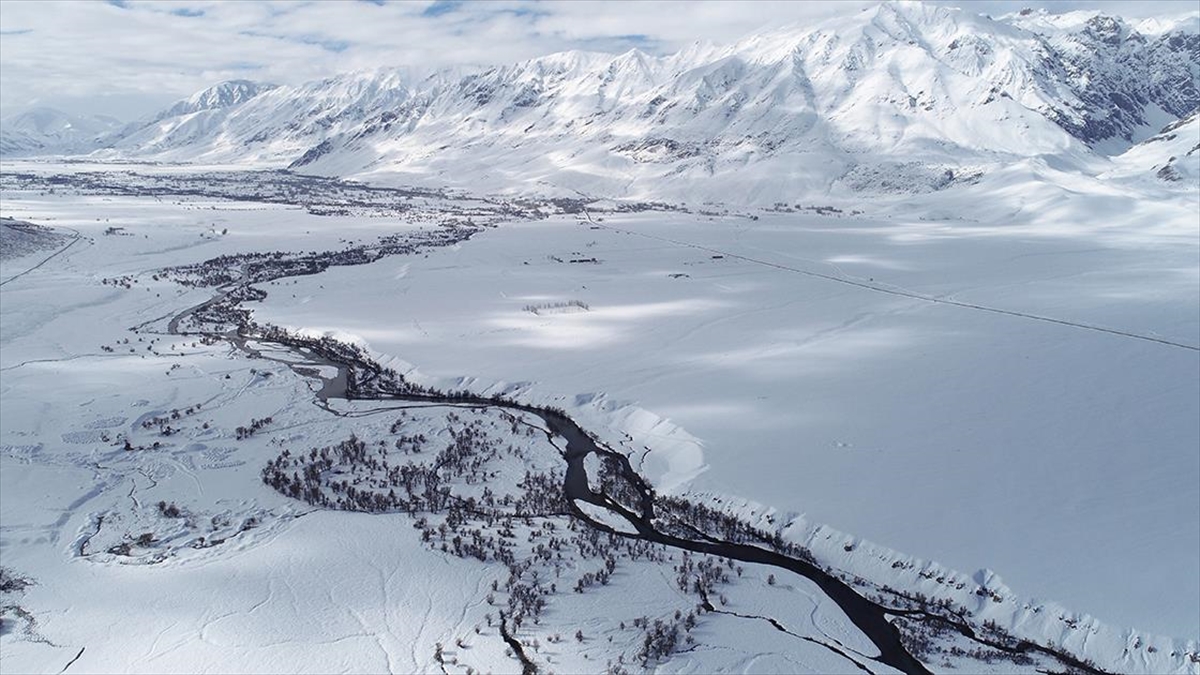 Tunceli'nin Ovacık ilçesindeki Munzur Vadisi Milli Parkı beyaza büründü.