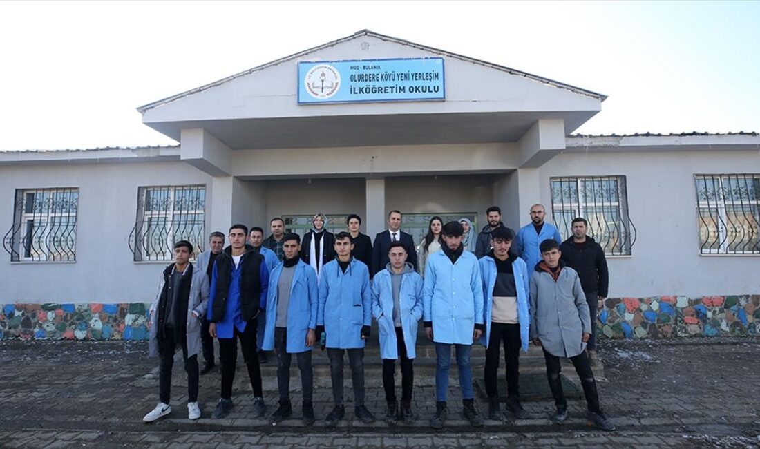 Muş'un Bulanık ilçesinde meslek lisesi öğrencileri ve öğretmeler, gönüllü olarak
