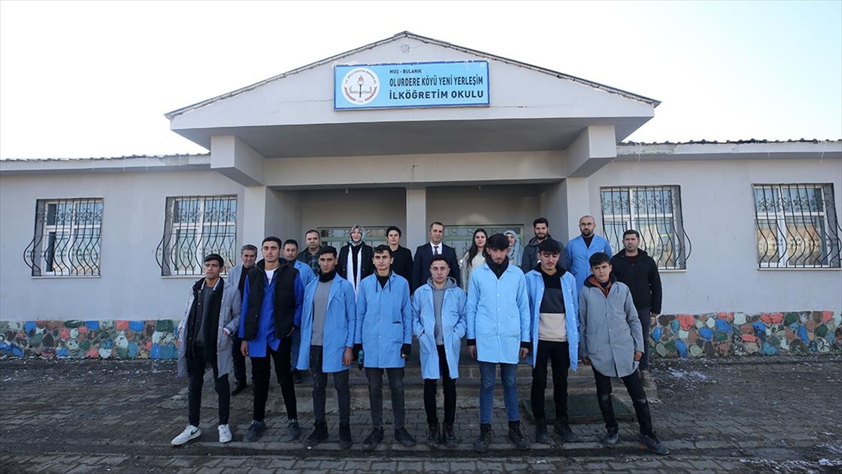 Muş'un Bulanık ilçesinde meslek lisesi öğrencileri ve öğretmeler, gönüllü olarak