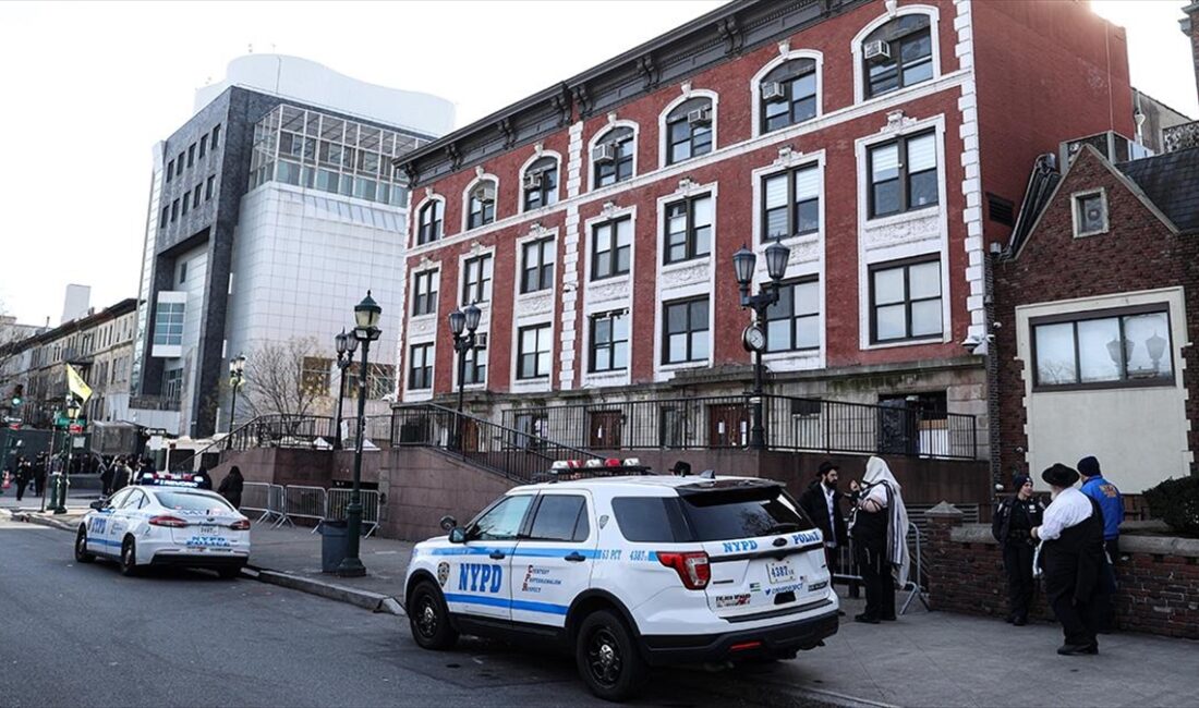 ABD'nin New York eyaletindeki sinagogda bir grup Yahudi öğrencinin kazdığı