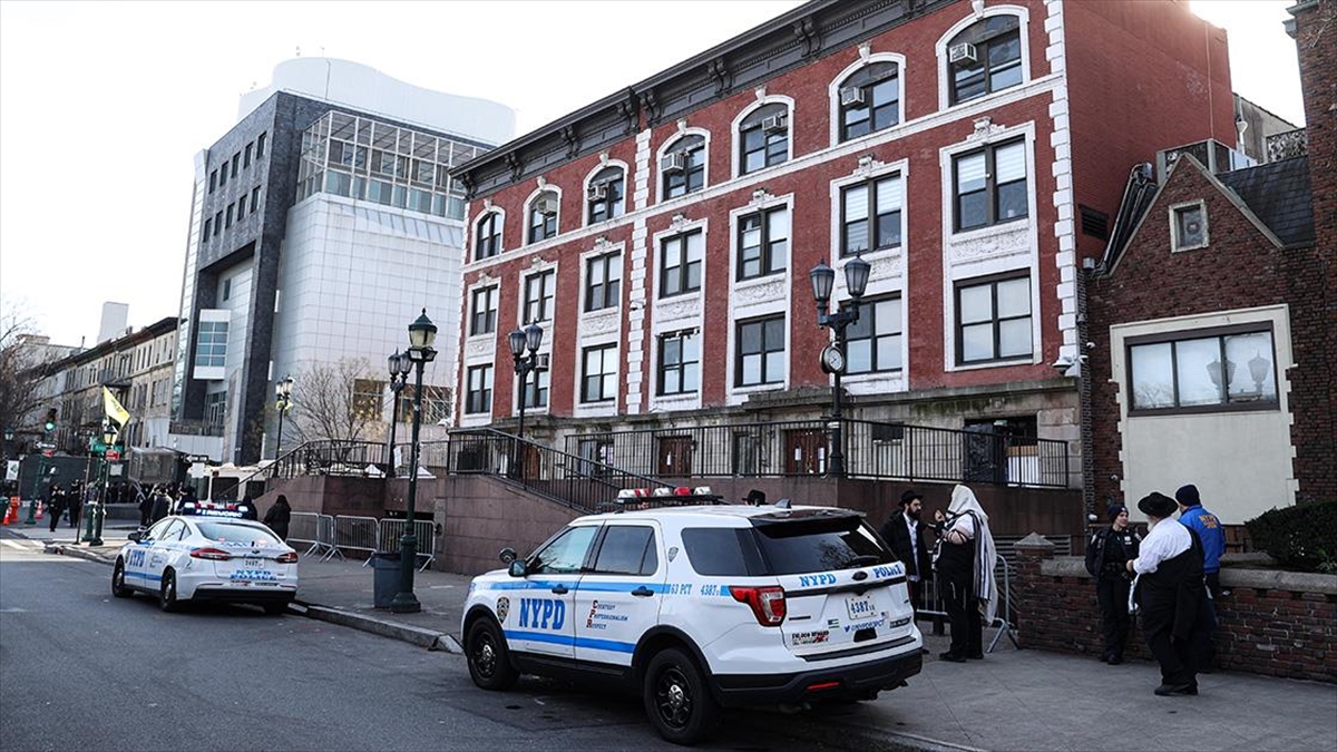 ABD'nin New York eyaletindeki sinagogda bir grup Yahudi öğrencinin kazdığı