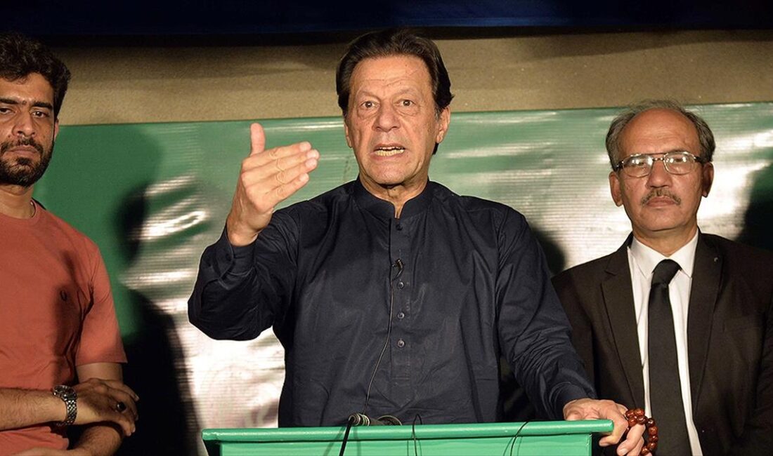 Pakistan’da mahkeme, "devlet sırlarını ifşa etmekle" suçlanan ve tutuklu yargılanan