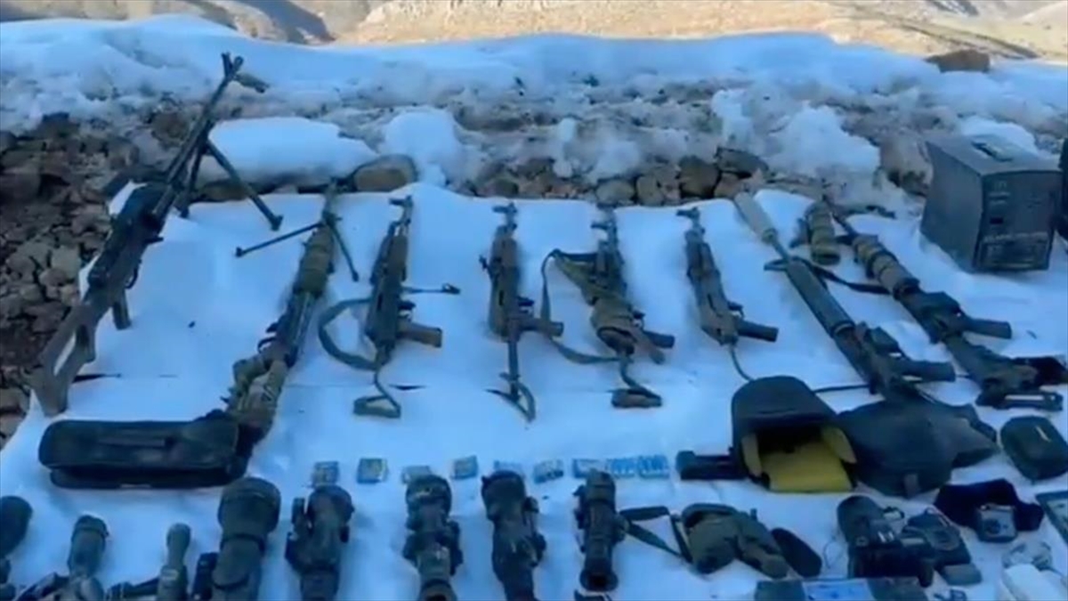 Milli Savunma Bakanlığı (MSB), Pençe-Kilit Operasyonu bölgesinde teröristlerin kullandığı mağarada,