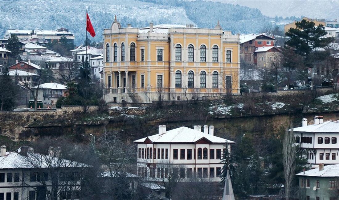 Karabük'ün Safranbolu ilçesinde kar etkili oldu.