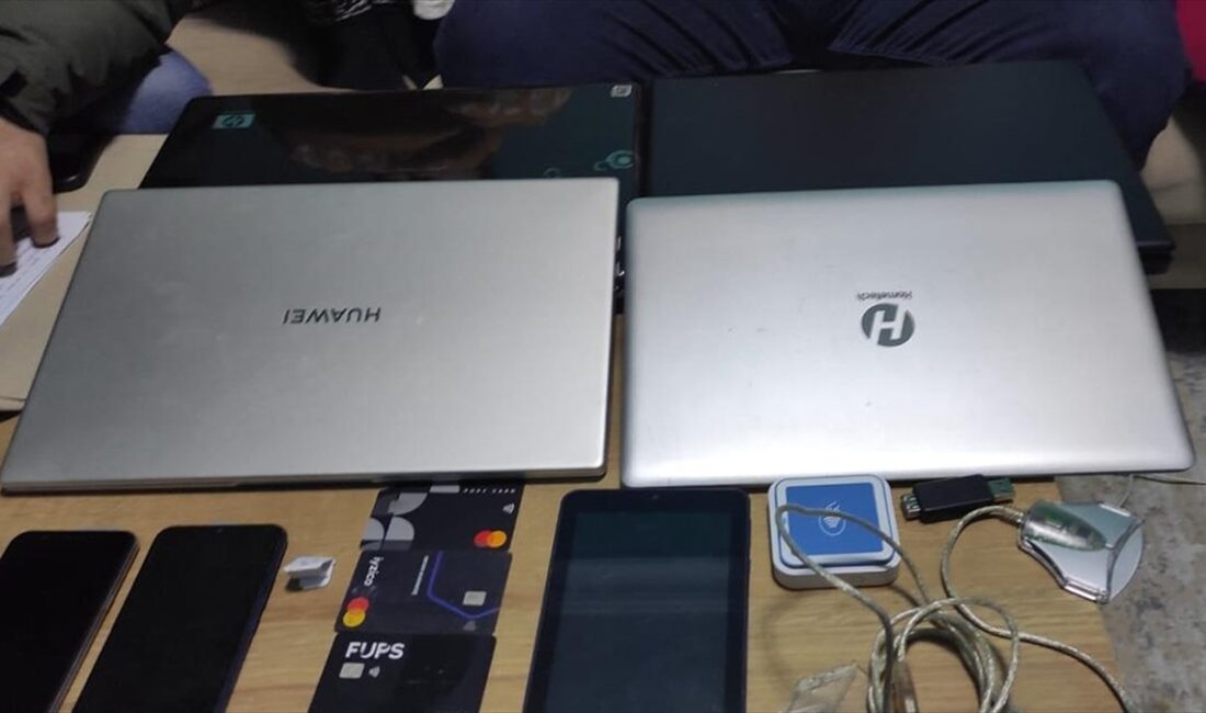 Zanlıların lüks bir otomobil markasının internet sitesinin tasarımını kopyaladıkları sahte