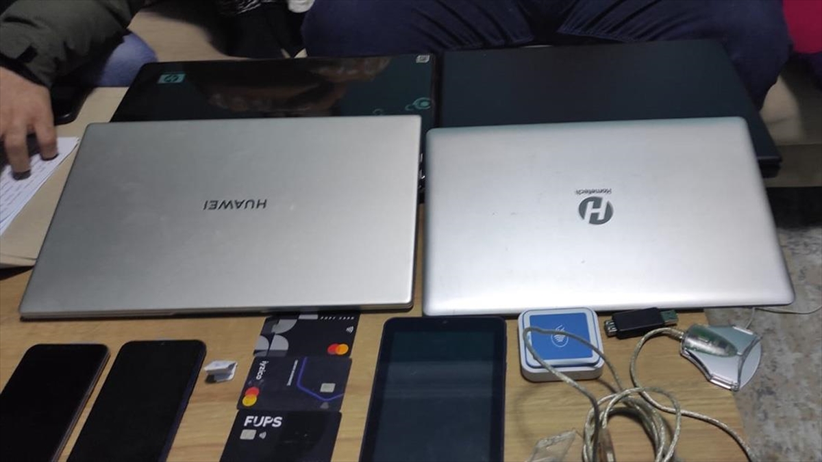Zanlıların lüks bir otomobil markasının internet sitesinin tasarımını kopyaladıkları sahte