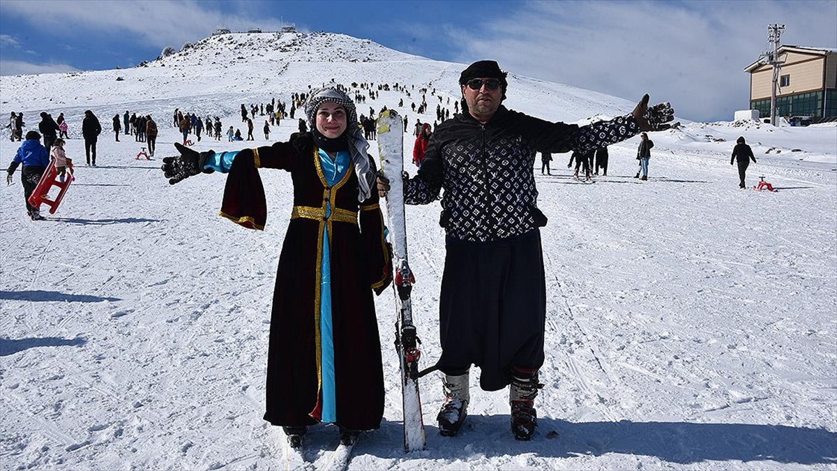 Kar kalınlığının 40 santimetreye ulaştığı Güneydoğu Anadolu Bölgesi'nin tek kayak