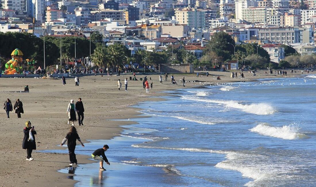 Samsun'da vatandaşlar, ocak ayı olmasına rağmen güneşli havanın keyfini çıkartıyor.