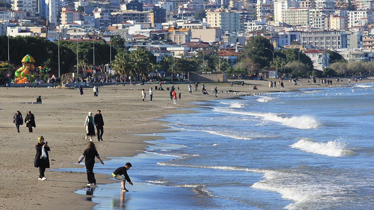 Samsun'da vatandaşlar, ocak ayı olmasına rağmen güneşli havanın keyfini çıkartıyor.