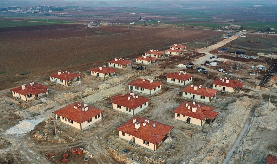 Kahramanmaraş merkezli depremlerden etkilenen Şanlıurfa'da 897 deprem konutunun teslimi bu