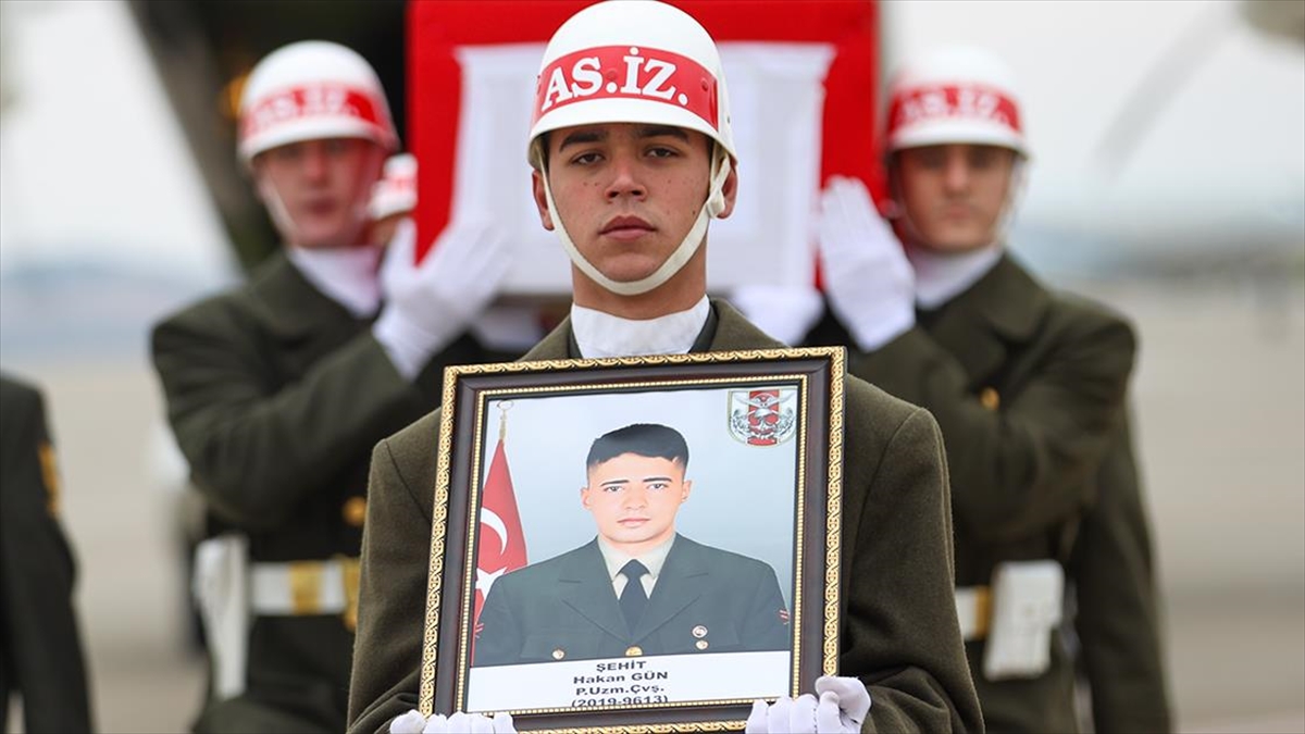 Ünlü sanatçılar, Irak'ın kuzeyindeki Pençe-Kilit Harekatı bölgesinde bir üs bölgesine