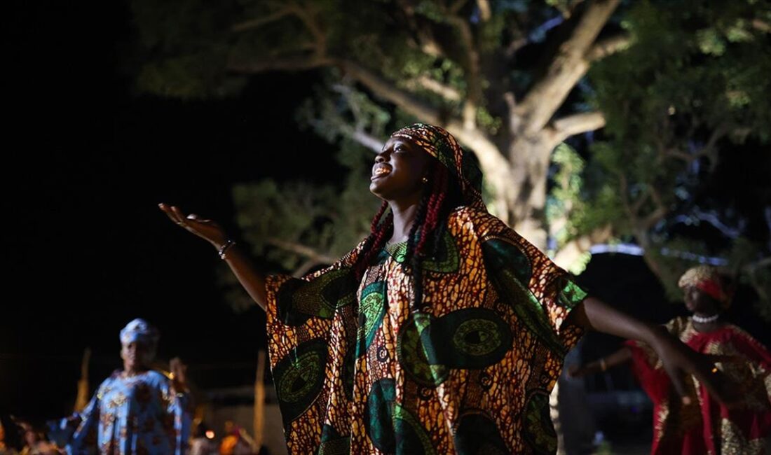 Senegal'de baobab ağaçları arasında etnik grupların dans ve müzikleriyle düzenlenen