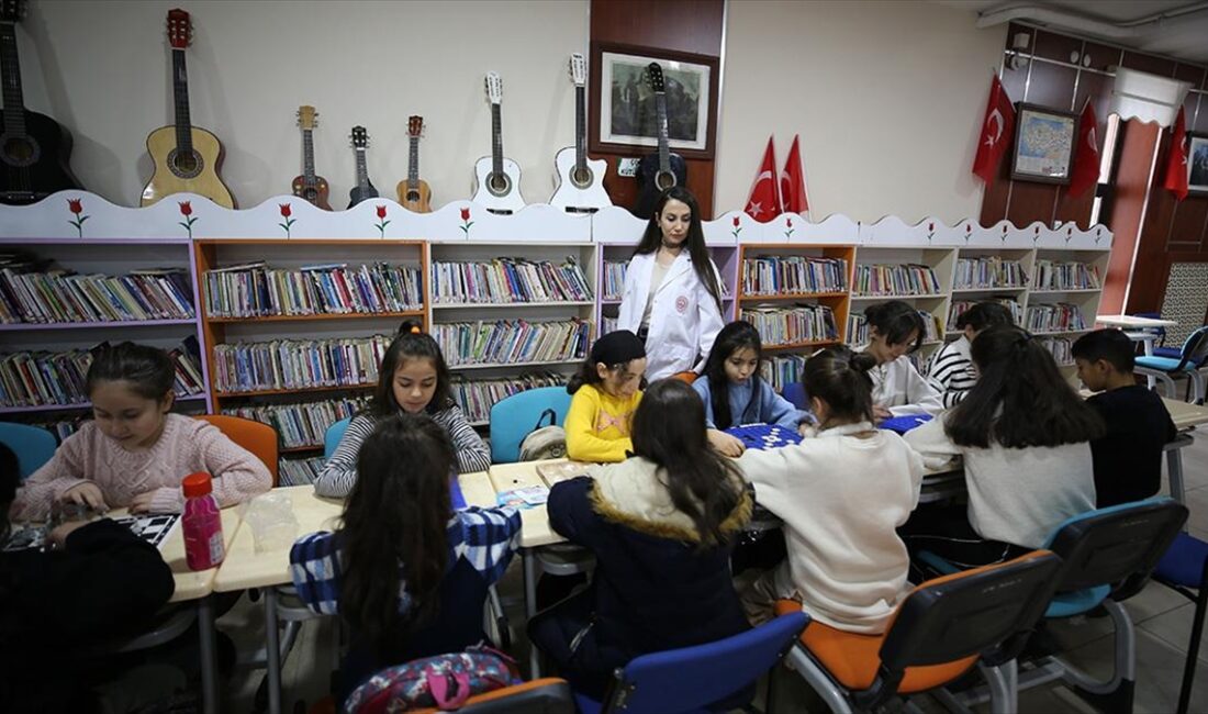 MUŞ (AA) – Hürriyet İlkokulu’na 3 yıl önce atanan 31