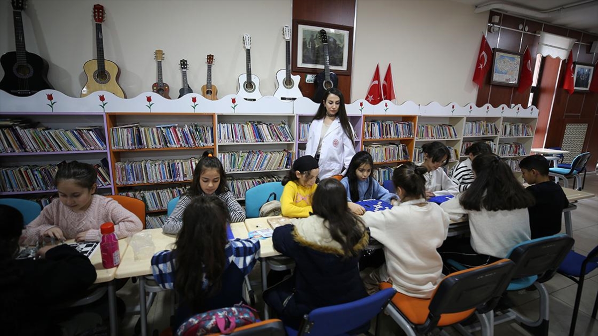 MUŞ (AA) – Hürriyet İlkokulu’na 3 yıl önce atanan 31