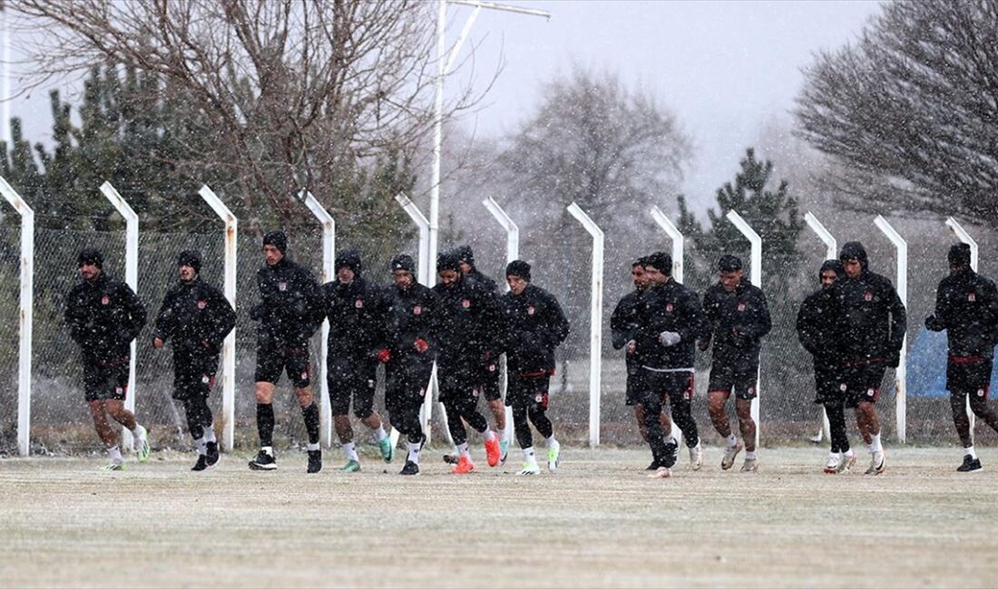 Trendyol Süper Lig ekiplerinden EMS Yapı Sivasspor'un teknik direktörü Bülent