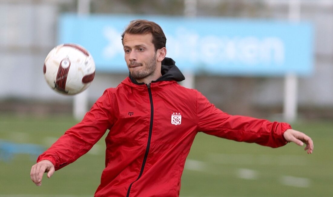Trendyol Süper Lig ekiplerinden EMS Yapı Sivasspor, Abdulkadir Parmak ile