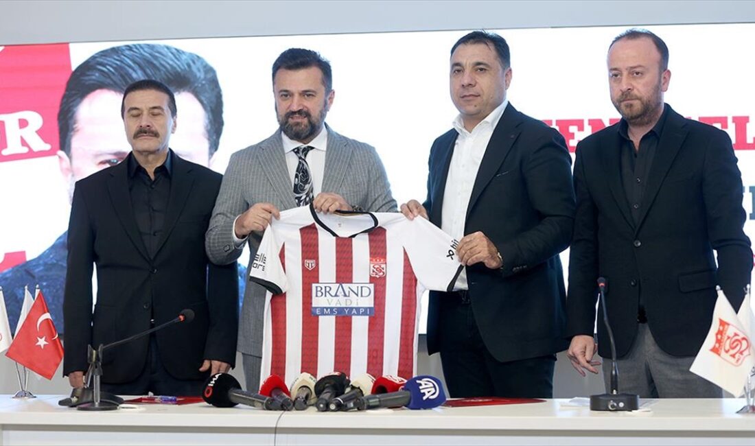 Trendyol Süper Lig ekiplerinden Demir Grup Sivasspor'da teknik direktörlük görevine