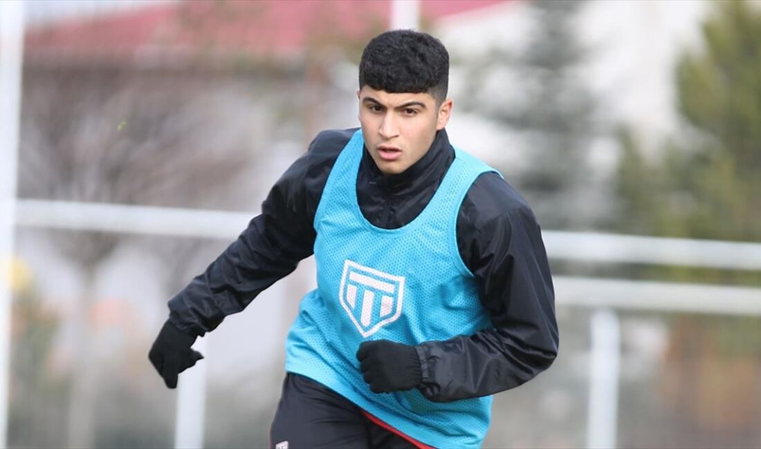 Trendyol Süper Lig ekiplerinden EMS Yapı Sivasspor'un genç futbolcusu Yunus