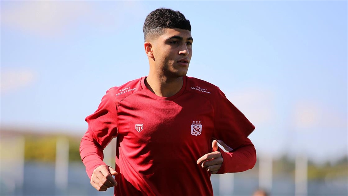 Trendyol Süper Lig ekiplerinden EMS Yapı Sivasspor'un orta saha oyuncusu