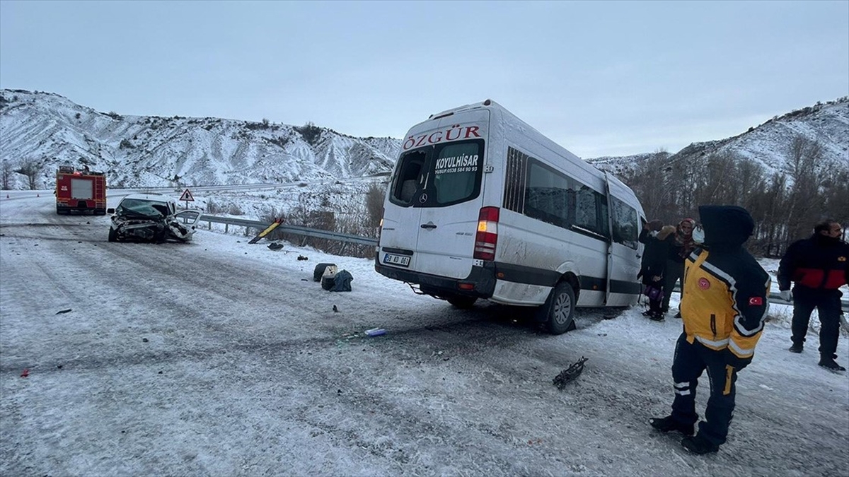 Sivas'ın Zara ilçesinde yolcu minibüsü ile hafif ticari aracın çarpışması