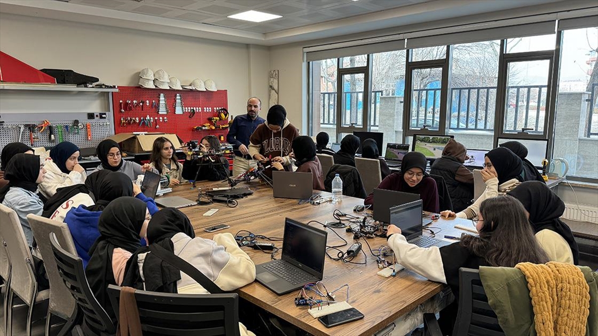 Konya Mahmut Sami Ramazanoğlu Anadolu İmam Hatip Lisesinde öğrenciler yaz