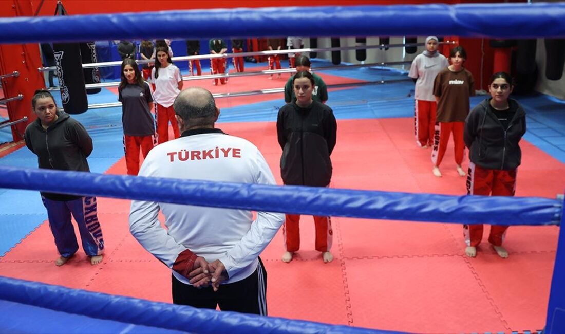 Kayseri'de babasından izinsiz başladığı tekvandonun ardından yöneldiği kick boksta milli