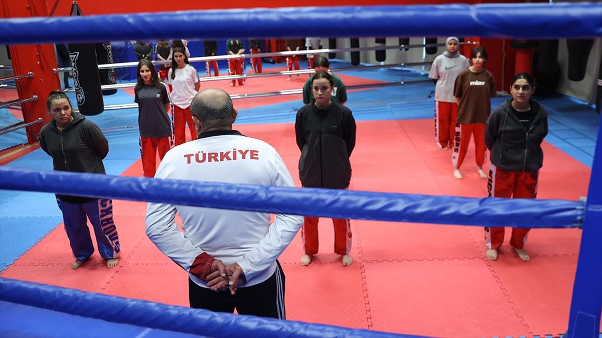 Kayseri'de babasından izinsiz başladığı tekvandonun ardından yöneldiği kick boksta milli