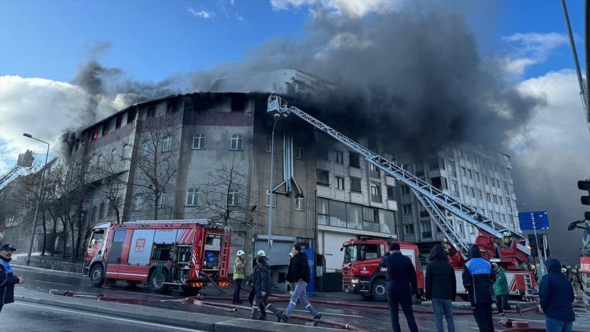 Sultangazi'de ayakkabı imalathanesinde çıkan ve bitişikteki binaya sıçrayan yangına itfaiye