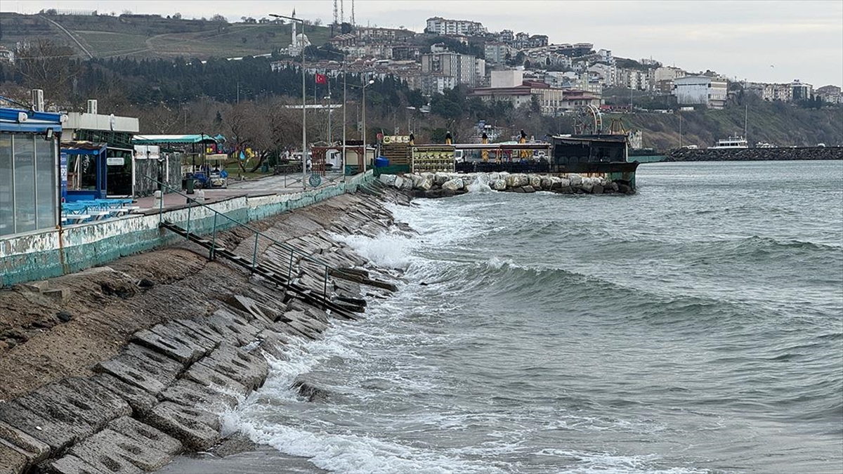 Hızı zaman zaman 40 kilometreye ulaşan poyraz nedeniyle yerli ve