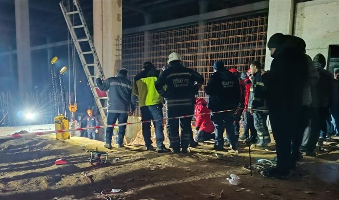 Göçük altında kalan diğer işçiyi kurtarma çalışmaları sürüyor.