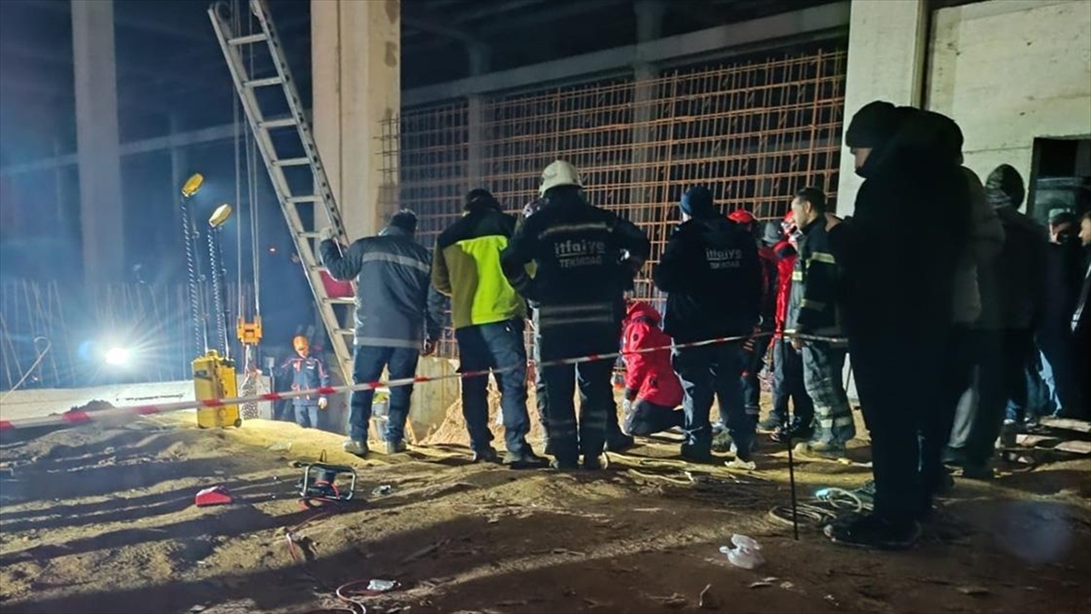 Göçük altında kalan diğer işçiyi kurtarma çalışmaları sürüyor.