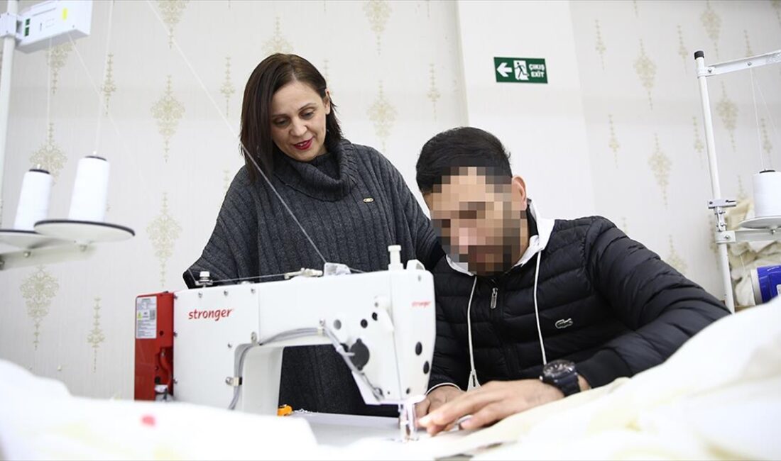 Bingöl'de yaşayan Sinoplu Nevin Demir, kurduğu tekstil atölyesinde işe aldığı
