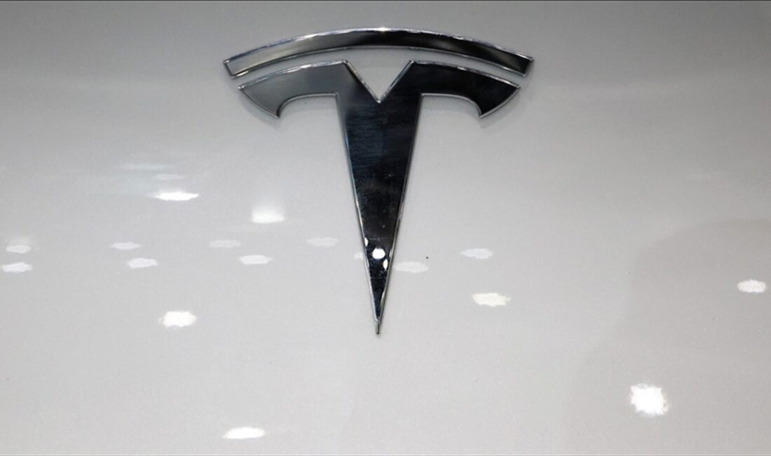 Elektrikli otomobil üreticisi Tesla'nın ekranda arka kameranın görüntülenmesini engelleyen bir