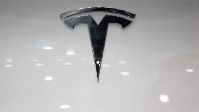 Elektrikli otomobil üreticisi Tesla'nın ekranda arka kameranın görüntülenmesini engelleyen bir