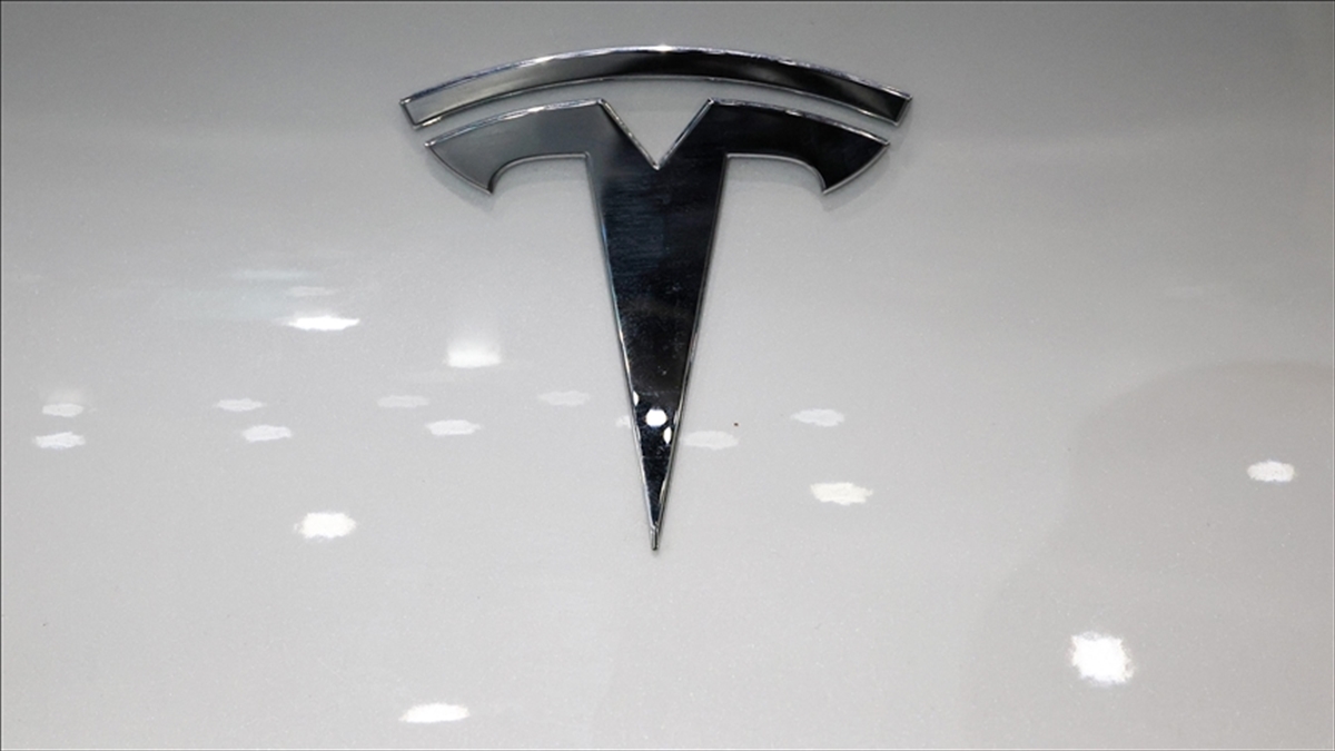 Elektrikli otomobil üreticisi Tesla'nın ekranda arka kameranın görüntülenmesini engelleyen bir