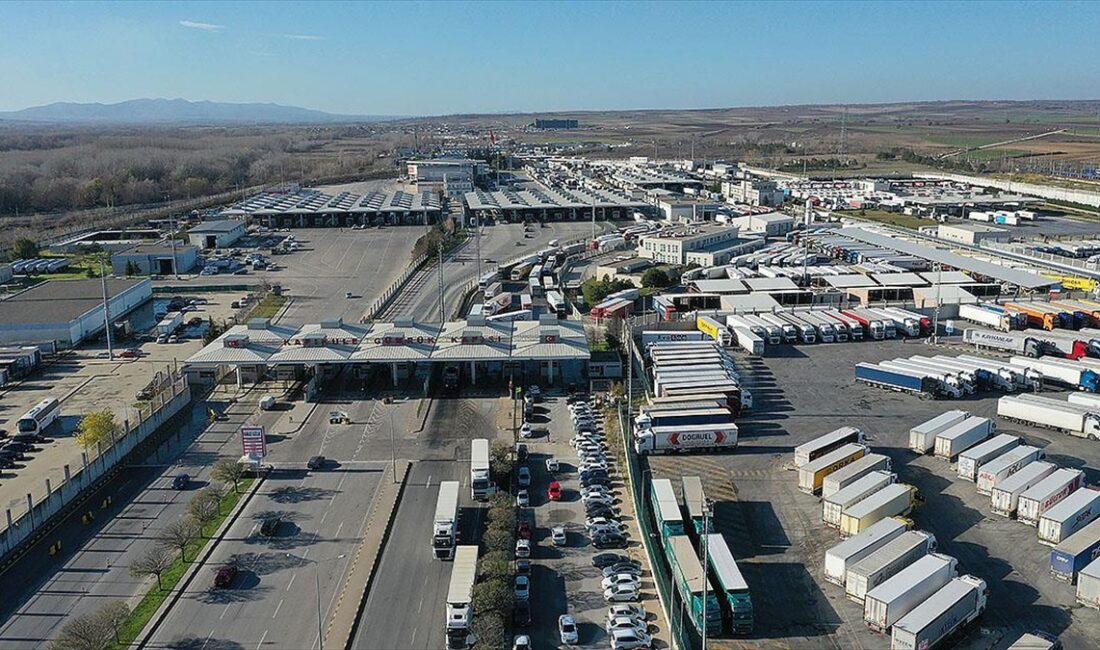 Bulgaristan'a açılan Kapıkule, Hamzabeyli ve Demirköy ile Yunanistan'a açılan İpsala