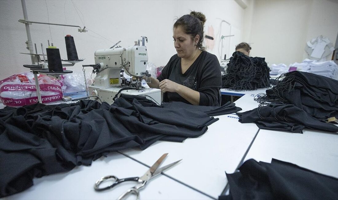 Tunceli'nin Ovacık ilçesinde açılan tekstil atölyesinde çalışan 9 kadın, yurt