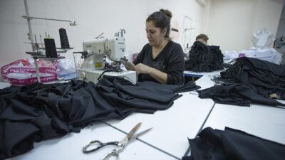 Tunceli'nin Ovacık ilçesinde açılan tekstil atölyesinde çalışan 9 kadın, yurt