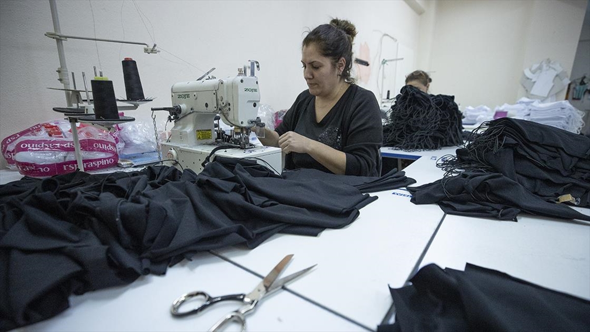 Tunceli'nin Ovacık ilçesinde açılan tekstil atölyesinde çalışan 9 kadın, yurt