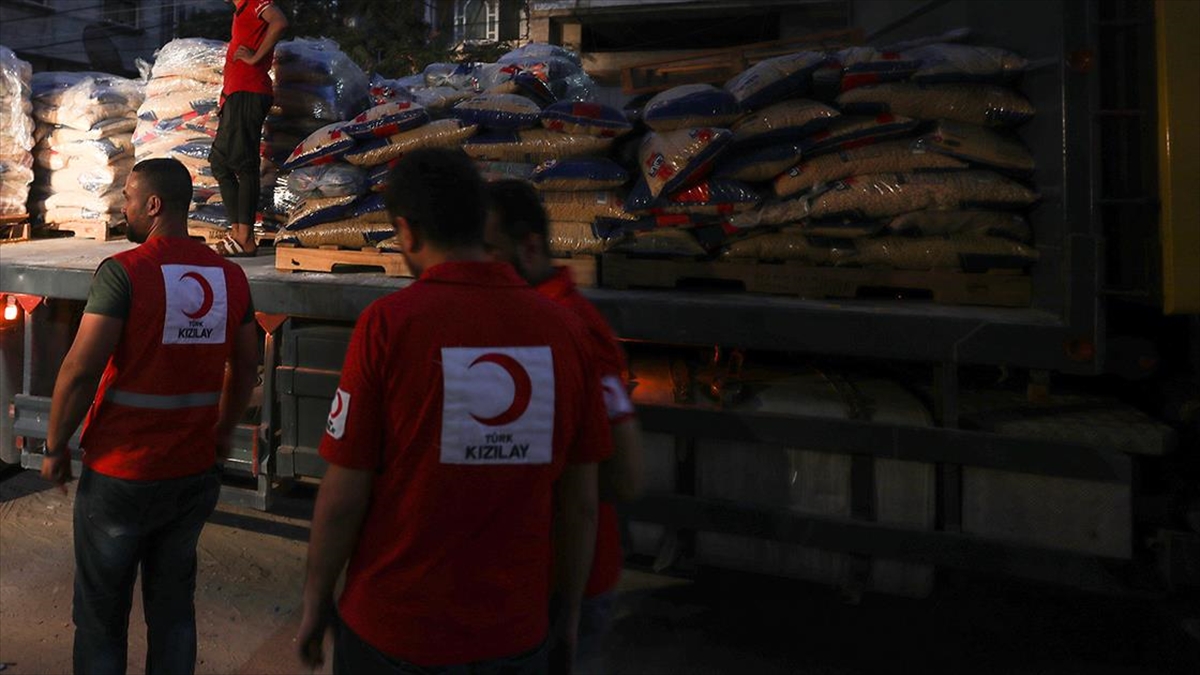 Türk Kızılay, 2'nci yardım gemisi ile gönderdiği 1107 ton insani